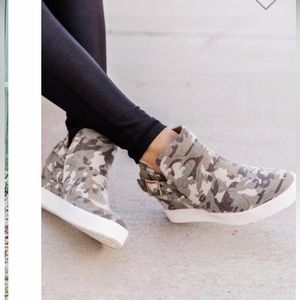 Brand New Camouflage canvas wedge sneaker shoes